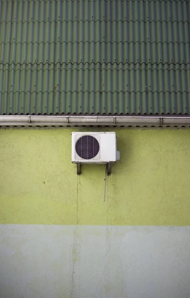 Aire acondicionado en la pared del invernadero. Sur de Rusia. — Foto de Stock