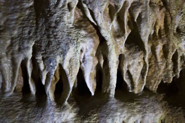 Mağaranın içindeki duvarlar sarkıtlar ve dikitler ile kaplı. Rusya 'nın güneyi.
