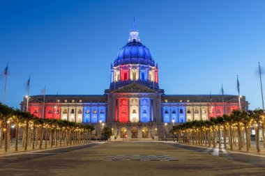 San Francisco City Hall anma günü renkte yanar. Sivil merkezi Plaza, San Francisco, Kaliforniya, ABD.