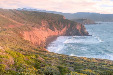 Mori noktası bahar günbatımı. San Mateo County, Kaliforniya, ABD.