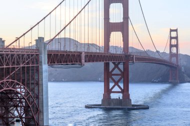 Günbatımı span'ın güney ucundan görüldüğü gibi Golden Gate Köprüsü üzerinde. Presidio, San Francisco, Kaliforniya, ABD.