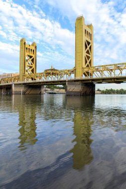 Tower Bridge incecik gökyüzü ile Sacramento Nehri üzerinde yansıtıyordu. Sacramento ve Yolo Vilayetler, Kaliforniya, ABD.