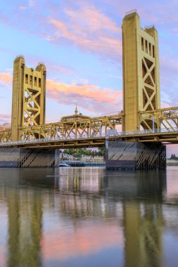 Sunset Tower Bridge içinde. Sacramento ve Yolo Vilayetler, Kaliforniya, ABD.
