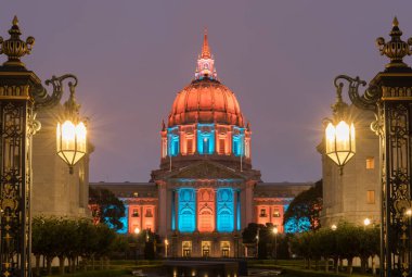 San Francisco City Hall turkuaz ve portakal Rugby Dünya Kupası 7s için ışıklı. Savaş Anıtı avlu, San Francisco, California, ABD dışında vurdu.