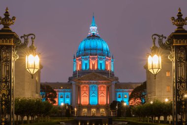 San Francisco City Hall turkuaz ve portakal Rugby Dünya Kupası 7s için ışıklı. Savaş Anıtı avlu, San Francisco, California, ABD dışında vurdu.