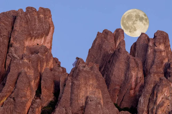 Volle Maan Hoge Toppen Pinakels Nationaal Park Californië Verenigde Staten — Stockfoto