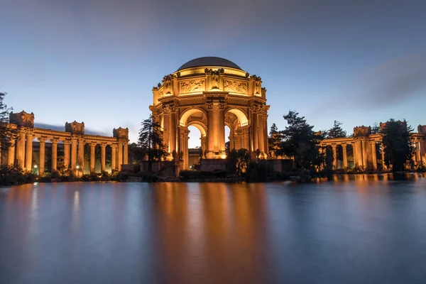 Palác Večerních Hodinách Odrazem Rybníka Palace Fine Arts San Francisco — Stock fotografie