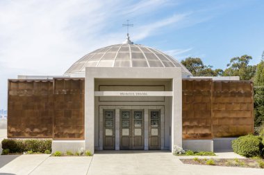 Eksik Koimisis Şapel Yunan Ortodoks Katedrali yükseliş yanındaki faade. Oakland, Alameda County, Kaliforniya, ABD.