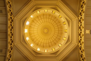 Oakland, California - 30 Eylül 2018: Tapınak Sina reformu sinagog kubbe. 1875 yılında kurulan en eski Yahudi cemaat Doğu San Francisco Bay bölgesinde olan.