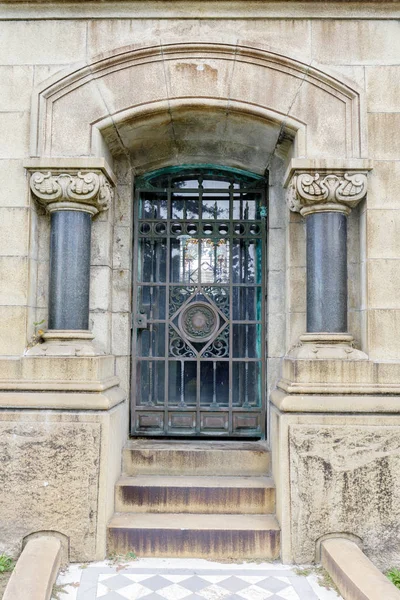 Mountain View mezarlığı girişte Türbesi. Oakland ve Piedmont, Alameda County, Kaliforniya, ABD.