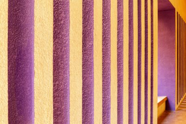 Parlak renkli sütunlar, Schwab konut merkezi. Stanford Universitesi, Kaliforniya, ABD.