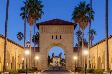 Ağ geçitleri ana Quad. Stanford Üniversitesi, Santa Clara County, Kaliforniya, ABD.
