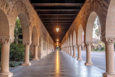 Stanford Üniversitesi Kampüs binanın dış colonnade koridor. Stanford Üniversitesi, Santa Clara County, Kaliforniya, ABD.