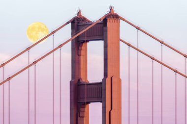 Golden Gate Köprüsü üzerinde Ekim Ayın doğuşu. Marin County, Kaliforniya, ABD Marin su alınan.