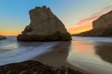 Alacakaranlık köpekbalığı yüzgeci Cove (Shark Tooth Beach) üzerinde. Davenport, Santa Cruz County, Kaliforniya, ABD.