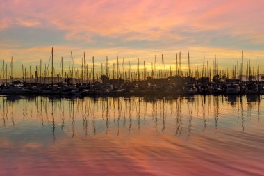 Günbatımı ve Emeryville Marina üzerine düşünceler. Alameda County, Kaliforniya, ABD.
