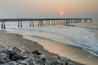 Smokey gökyüzü günbatımı Pacifica iskele üzerinde. 2018 California wildfires en yıkıcı wildfire sezon California eyaletinde kaydında halinde biridir. San Mateo County, Kaliforniya, ABD.