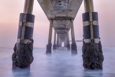 Pacifica Belediye iskelesi altında Twilight '. Pacifica, San Mateo County, Kaliforniya, ABD.