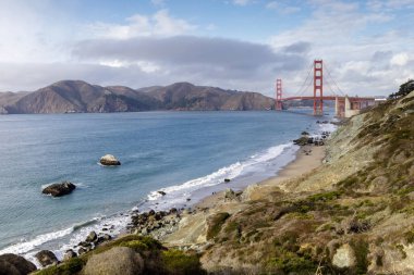 Golden Gate Köprüsü ve Marin su manzaralı Marshall'ın Beach sağlam shorefront. Kıyı yolu, San Francisco, Kaliforniya, ABD.