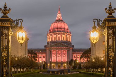 San Francisco City Hall Kehribar'da Şükran Günü Eve aydınlatılmış. Savaş Anıtı avlu, San Francisco, California, ABD dışında vurdu.