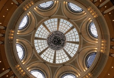 San Francisco, California - 25 Kasım 2018: Westfield San Francisco Merkezi kubbe. 102-ayak geniş, 500.000 kiloluk çelik yapı şimdi piyasa misyonu caddeleri üzerinde yaklaşık 168 feet oturur.