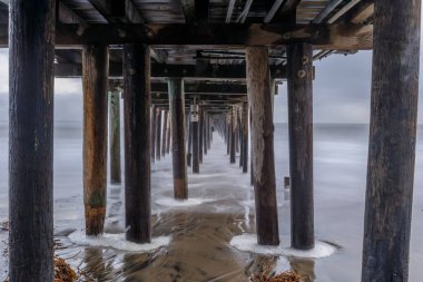 Capitola Wharf alacakaranlıkta altında. Capitola, Santa Cruz County, Kaliforniya, ABD.