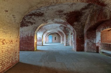 Fort Point koridorlarında. Fort National Historic Site girişinde San Francisco Bay Golden Gate Güney tarafında bulunan bir duvar sahil sur nokta.