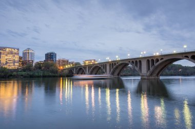 Key Köprüsü üzerinden alacakaranlıkta. Georgetown Washington'da Rosslyn, Virginia doğru seyir üzerinden vurdu.