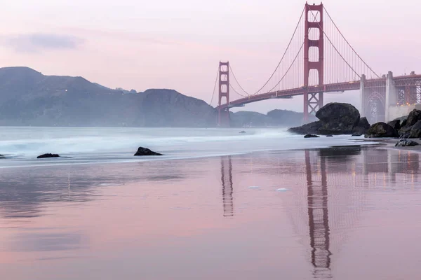 Golden Gate Köprüsü Yansımaları Marshall Plajı Nda San Francisco Kaliforniya — Stok fotoğraf