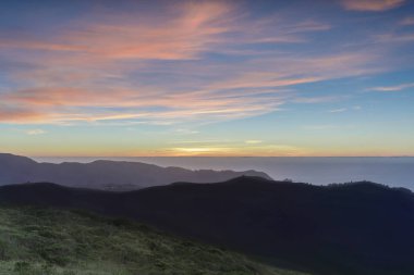 Sweeney Ridge üst ve Pasifik Okyanusu günbatımı görünümlerini. Sweeney Ridge, Pacifica ve San Bruno, San Mateo County, Kaliforniya, ABD.