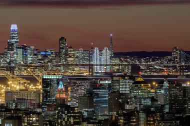 Oakland ve San Francisco Twilight silüetini Holiday Lights ile aydınlatılmış. 2019 New Year's Eve üzerinde Oakland Hills, Kaliforniya, ABD vurdu.
