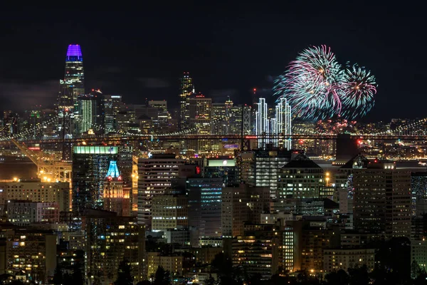 Oakland ve New Year's Eve 2019 havai fişek ile San Francisco Downtowns. Oakland Hills, Alameda County, Kaliforniya, ABD.