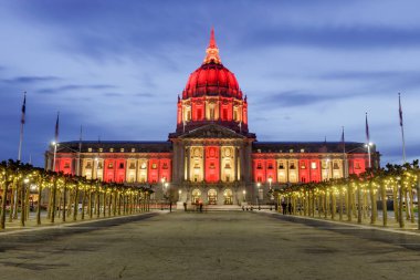 San Francisco City Hall kırmızı ve altın Çin yeni yılı için ışıklı. San Francisco, Kaliforniya, ABD.