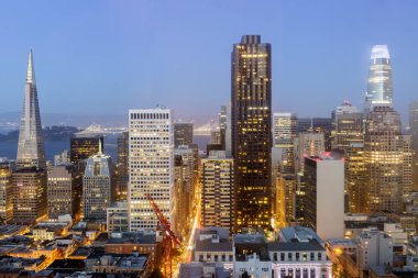 San Francisco Skyline açık bir akşam gökyüzünde. Nob Hill bölgesinde yüksek bir noktadan görüldüğü gibi Finans Bölgesi.