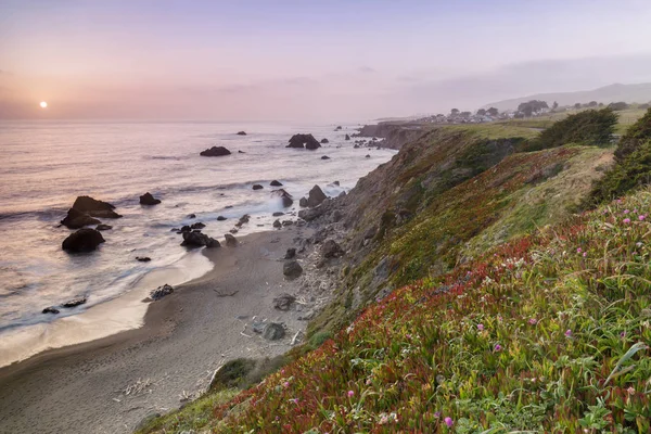 Bodega Körfezi yakınlarındaki Arched Rock Beach üzerinde gün batımı. Sonoma Coast, Kaliforniya, Amerika Birleşik Devletleri.