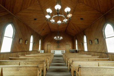 Tiburon, Kaliforniya - 5 Mayıs 2019: Eski St. Hillary Şapeli'nin Iç Mekanları. Bina önemli mimari öneme sahiptir çünkü orijinal ortamında ayakta kalan birkaç Carpenter Gotik kiliseden biridir..