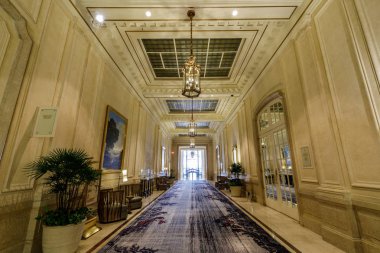 San Francisco California - 19 Mayıs 2019: Palace Hotel'de geçit. Palace Hotel, San Francisco, Kaliforniya'da, Market ve New Montgomery caddelerinin güneybatı köşesinde yer alan tarihi bir oteldir..