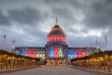 San Francisco Belediye Binası Eritre Bağımsızlık Günü için Kırmızı, Yeşil, Mavi ve Sarı ışık yaktı. San Francisco, Kaliforniya, Amerika Birleşik Devletleri.
