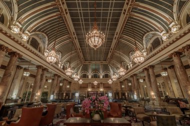 San Francisco California - 27 Mayıs 2019: Palace Hotel's Garden Court Restaurant. Palace Hotel'in tarihi cam kubbeli atriyumu (1909 yılında açılmıştır) brunch veya çay için bir ortamdır..