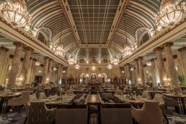 San Francisco California - 27 Mayıs 2019: Palace Hotel's Garden Court Restaurant. Palace Hotel'in tarihi cam kubbeli atriyumu (1909 yılında açılmıştır) brunch veya çay için bir ortamdır..