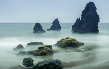 Rodeo Plajı'nda Sea Stack Hareket Bulanıklığı. Marin Headlands, Kaliforniya, Amerika Birleşik Devletleri.