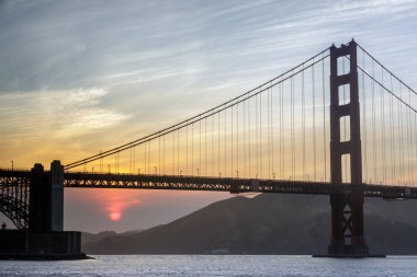 Golden Gate Köprüsü ve Fort Point ile güneş Kuzey California wildfires duman filtrelenmiş. San Francisco, Kaliforniya, ABD.