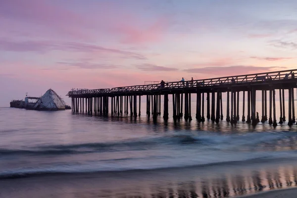 Seacliff Pier ve SS Palo Alto Shipwreck üzerinde alacakaranlık gökyüzü. Seacliff State Beach, Aptos, Santa Cruz Ilçesi, Kaliforniya, ABD.