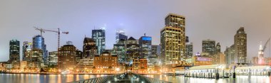 San Francisco Panoramik Skyline sisli gökyüzünde Pier 14 görüldüğü gibi. Embarcadero, San Francisco, Kaliforniya, Amerika Birleşik Devletleri.