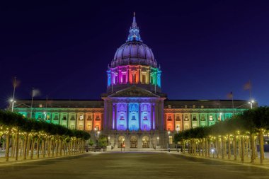 San Francisco Belediye Binası Pride Parade için gökkuşağı renklerde aydınlatılmış. San Francisco, Kaliforniya, Amerika Birleşik Devletleri.