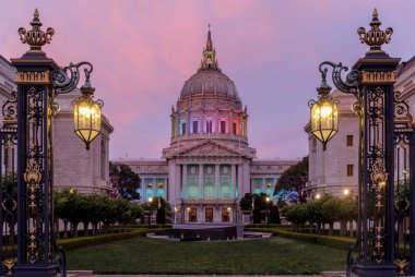 San Francisco Belediye Binası üzerinde Twilight gökyüzü Pride Parade için gökkuşağı renklerde aydınlatılmış. San Francisco, Kaliforniya, Amerika Birleşik Devletleri.