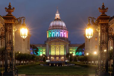 San Francisco Belediye Binası üzerinde Alacakaranlık Pride Festivali için gökkuşağı renklerde aydınlatılmış. San Francisco, Kaliforniya, Amerika Birleşik Devletleri.