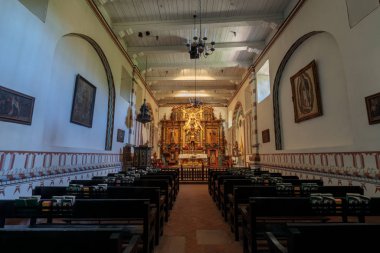 Mission Hills, Kaliforniya - 21 Temmuz 2019: Mission San Fernando Rey de Espaa Kilisesi'nin İçişleri. Mission San Fernando Rey de Espaa, Los Angeles, Kaliforniya'nın Mission Hills bölgesinde yer alan bir İspanyol misyonudur..
