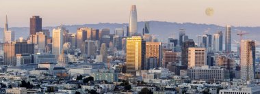 Corona Heights ve Castro Mahalleleri'nden çekilen Gün batımında San Francisco Downtown üzerinde Moonrise. Corona Heights Park, San Francisco, Kaliforniya, Amerika Birleşik Devletleri.