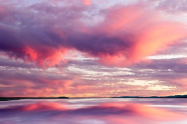 South Bay 'de dramatik günbatımı. Alviso Marina İlçe Parkı, Santa Clara İlçesi, Kaliforniya, Usa.